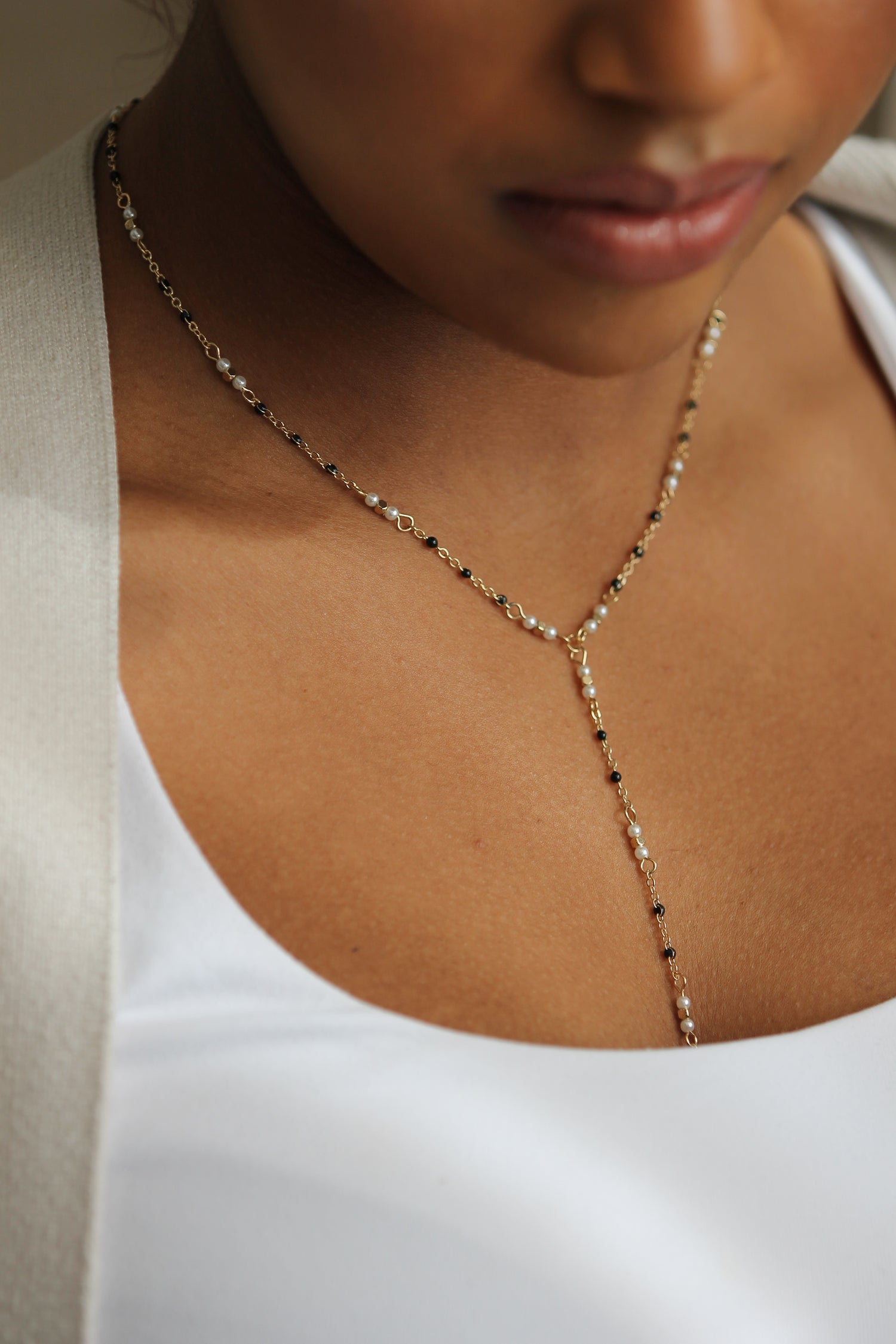 Collar de perlas delicadas y ónix