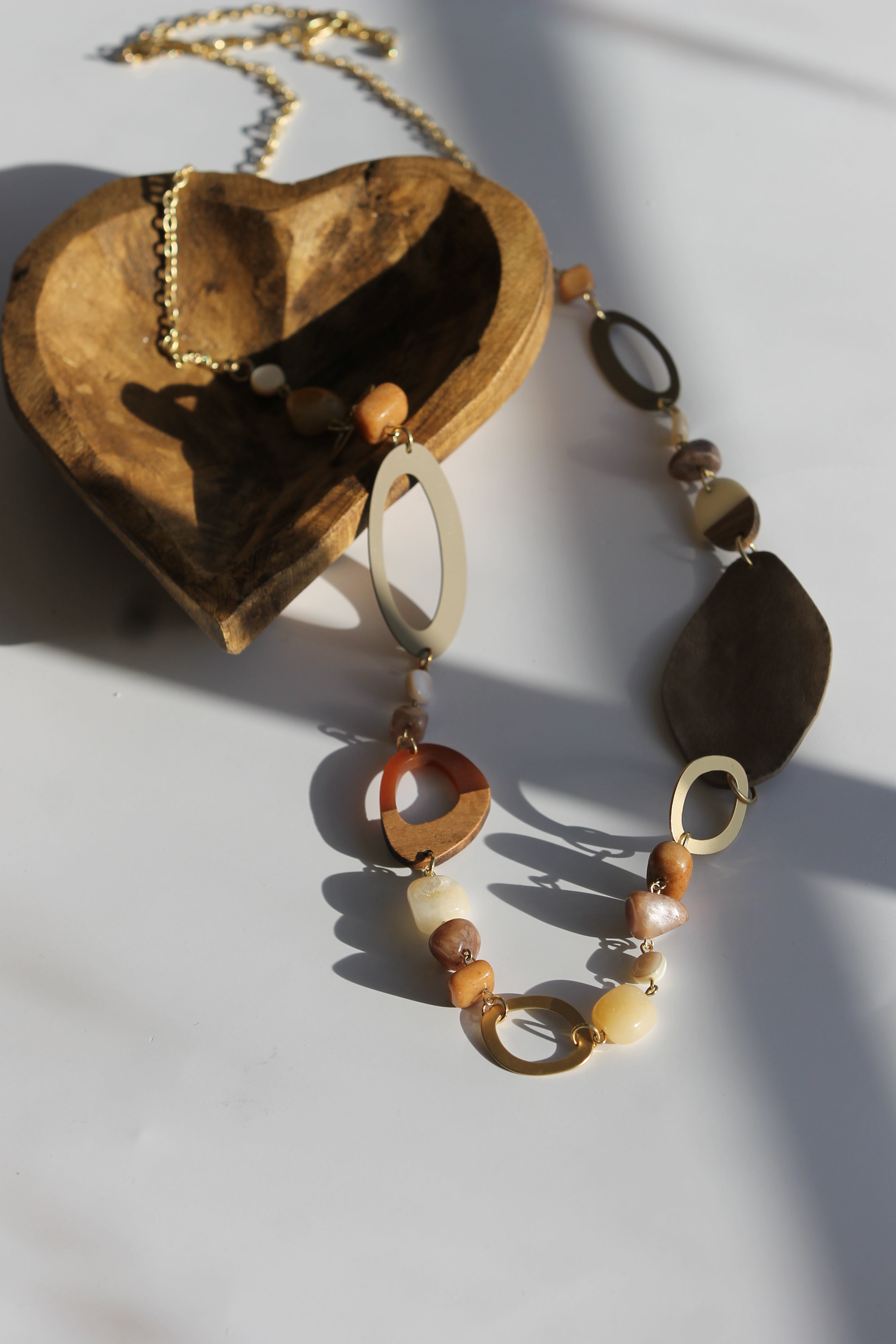 Collar de piedra larga